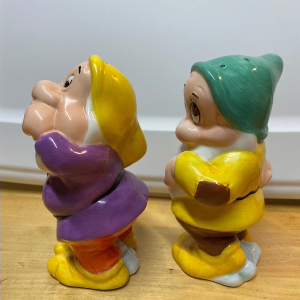 Snow White dwarfs salt and pepper shakers